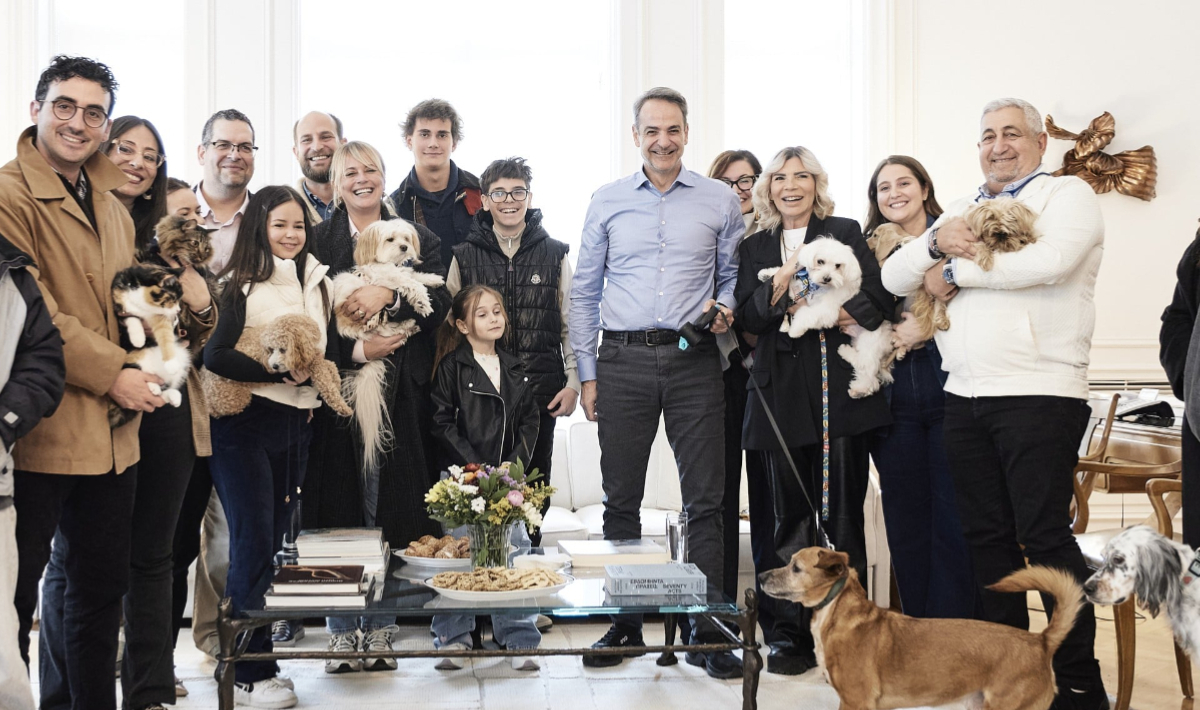 Τους επαναπατρισθέντες με τα κατοικίδια τους υποδέχθηκε στο Μαξίμου ο Κυριάκος Μητσοτάκης