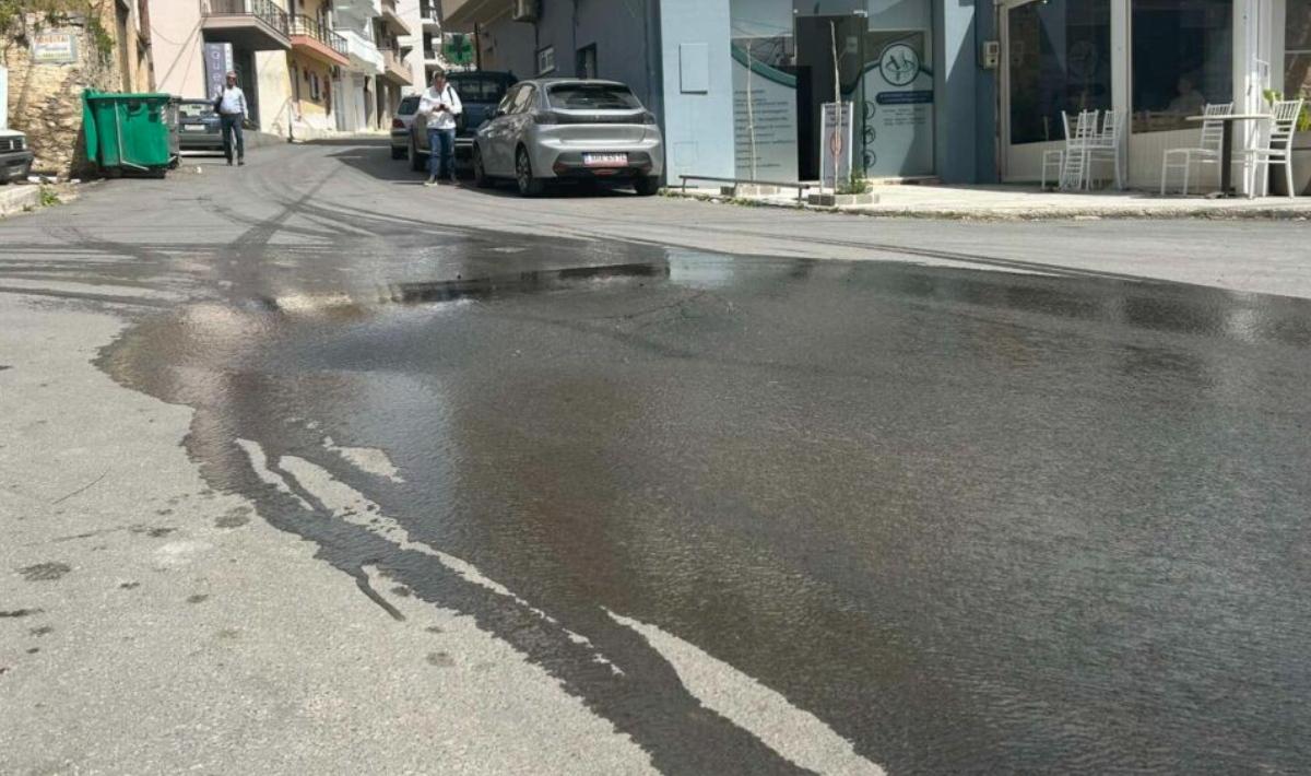 Μεσαρά: Φούσκωσε ο δρόμος και ξεχείλισαν τα λύματα στις Μοίρες (φώτο)