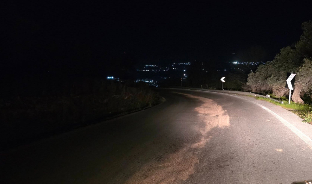 Κίνδυνος για τους οδηγούς στη Μεσαρά: Γέμισε λάδια ο δρόμος Καπαριανά-Ζαρός (φώτο)