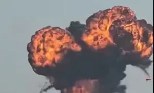 Η στιγμή που drone-καμικάζι τινάζει στον αέρα δεξαμενές καυσίμων στο Ομάν (βίντεο)