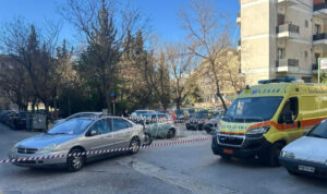 Οδηγός εγκατέλειψε το όχημα του στη μέση του δρόμου έξω από νοσοκομείο (φώτο)