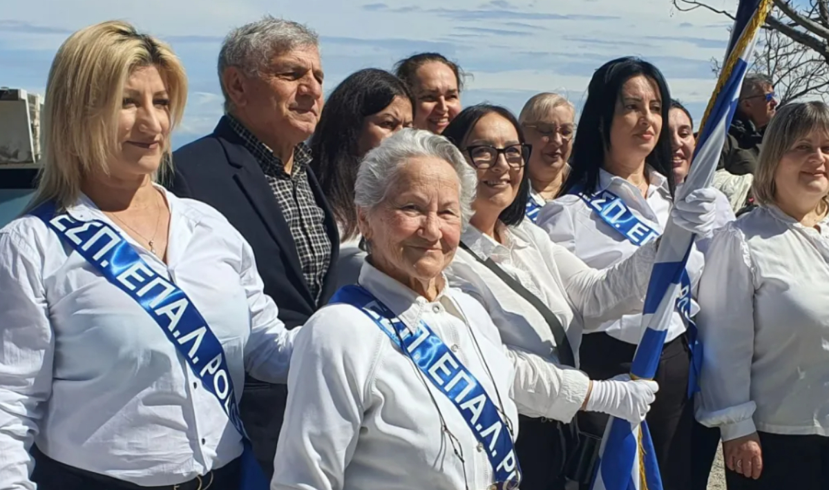 Ρόδος: 82χρονη μαθήτρια  έκλεψε την παράσταση στην παρέλαση της 25ης Μαρτίου (φώτο)