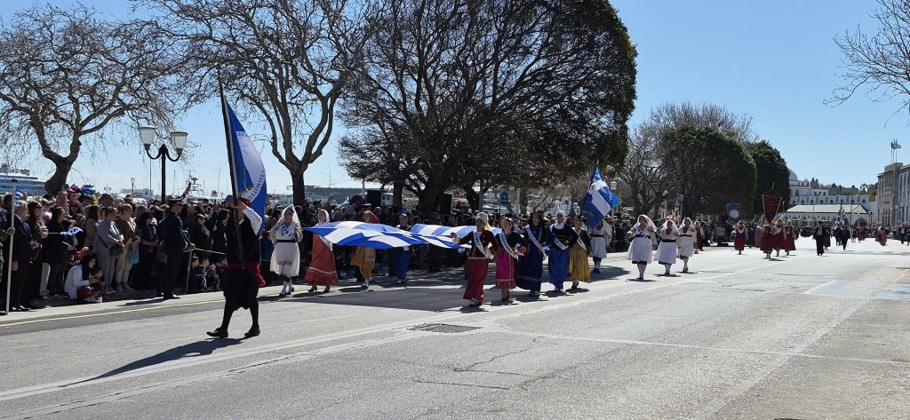 Αγαθονήσι: Μαθητής ύψωσε τη σημαία για την επέτειο της Ένωσης των Δωδεκανήσων με την Ελλάδα