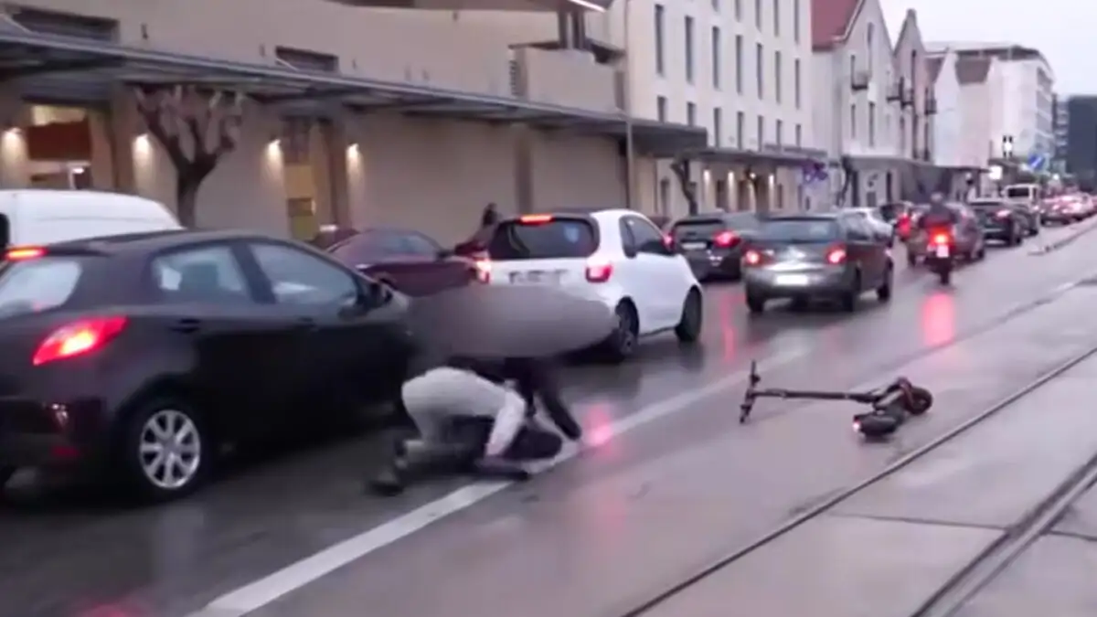 Απίστευτο στην Πάτρα: Ατύχημα σε ζωντανή μετάδοση για νεαρούς που ήταν δικάβαλο σε ηλεκτρικό πατίνι