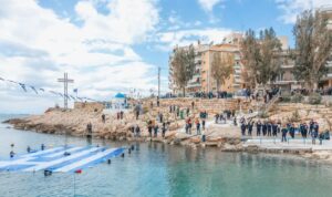 25η Μαρτίου: Εντυπωσιάζει η γαλανόλευκη στην επιφάνεια της θάλασσας του Πειραιά (φωτογραφίες)