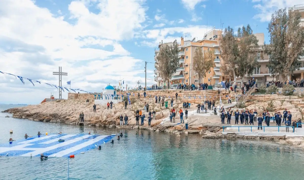 25η Μαρτίου: Εντυπωσιάζει η γαλανόλευκη στην επιφάνεια της θάλασσας του Πειραιά (φωτογραφίες)