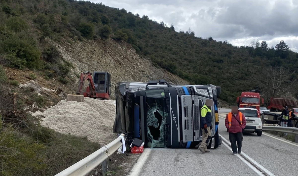 Τροχαίο με ανατροπή νταλίκας στην εθνική οδό Καλαμπάκας – Ιωαννίνων