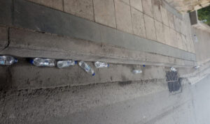 Ηράκλειο: Σκουπίδια «πλημμύρισαν» την Έβανς μετά από την αθλητική διοργάνωση «RUN GREECE Ηράκλειο 2026» (φωτό)