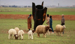 Συρία: Σοκάρει εικόνα με παιδιά πάνω σε πύραυλο καρφωμένο στο έδαφος
