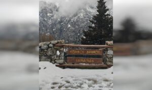 Εντυπωσιάζει το θέαμα στη Σαμαριά: Η είσοδος του δρυμού χιονισμένη (φωτογραφία)