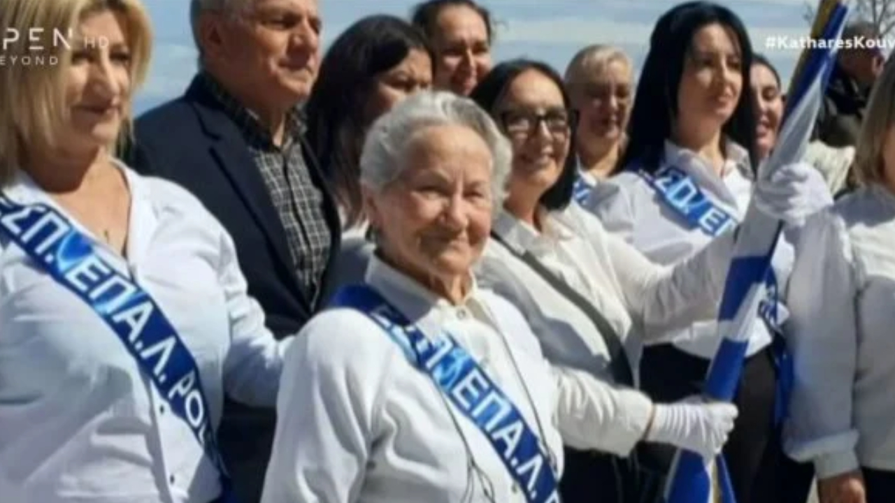 Ρόδος: Συγκινεί η 82χρονη Σοφία Ρωμνάκη που παρέλασε για την 25η Μαρτίου – «Δεν σταμάτησαν να κλαίνε»