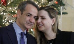 Από το Ντουμπάι με ιδιωτικό τζετ – Η κόρη του Μητσοτάκη απαντά με οργή στα δημοσιεύματα