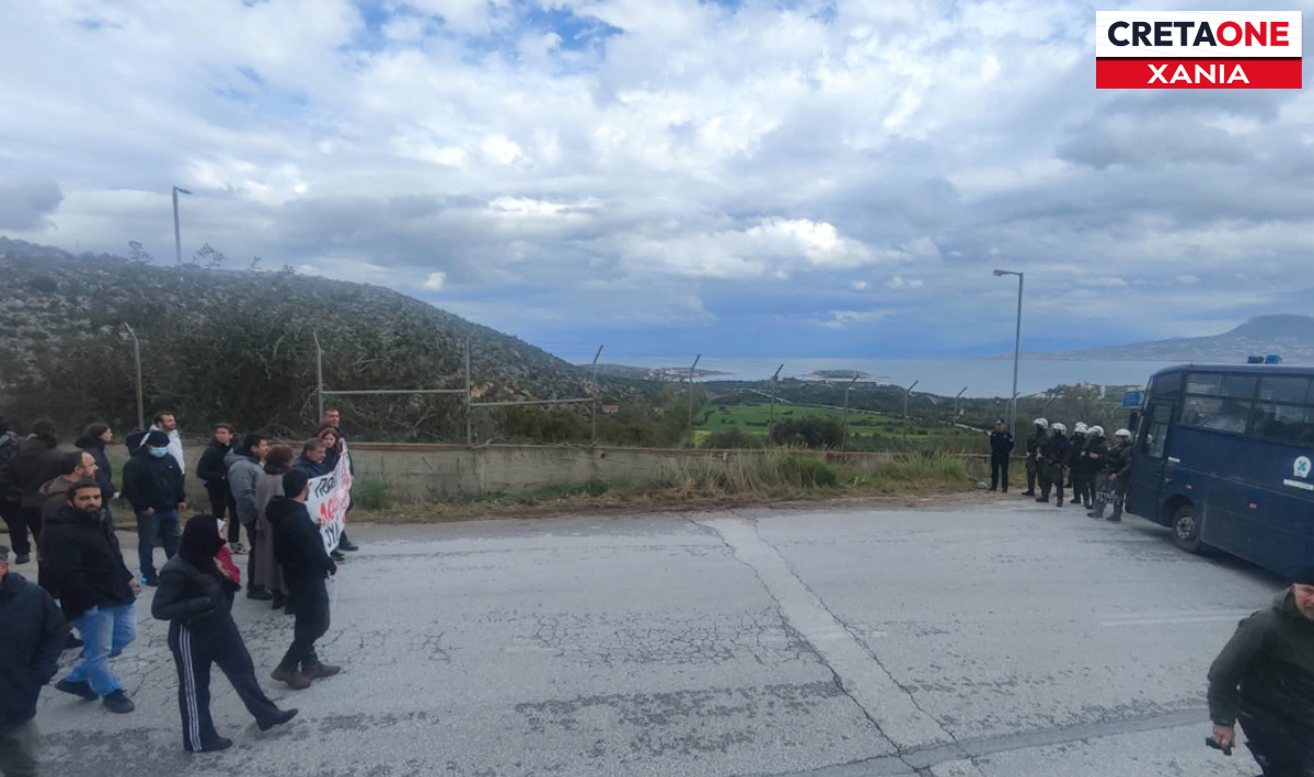 Χανιά: Αντιπολεμικό συλλαλητήριο στη Σούδα με δεκάδες διαδηλωτές να φωνάζουν «απεμπλοκή από τον πόλεμο»