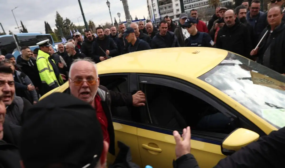 Χαοτικές σκηνές στο Σύνταγμα: Απεργοί επιτέθηκαν σε οδηγό ταξί που δούλευε – Του πέταξαν καφέδες