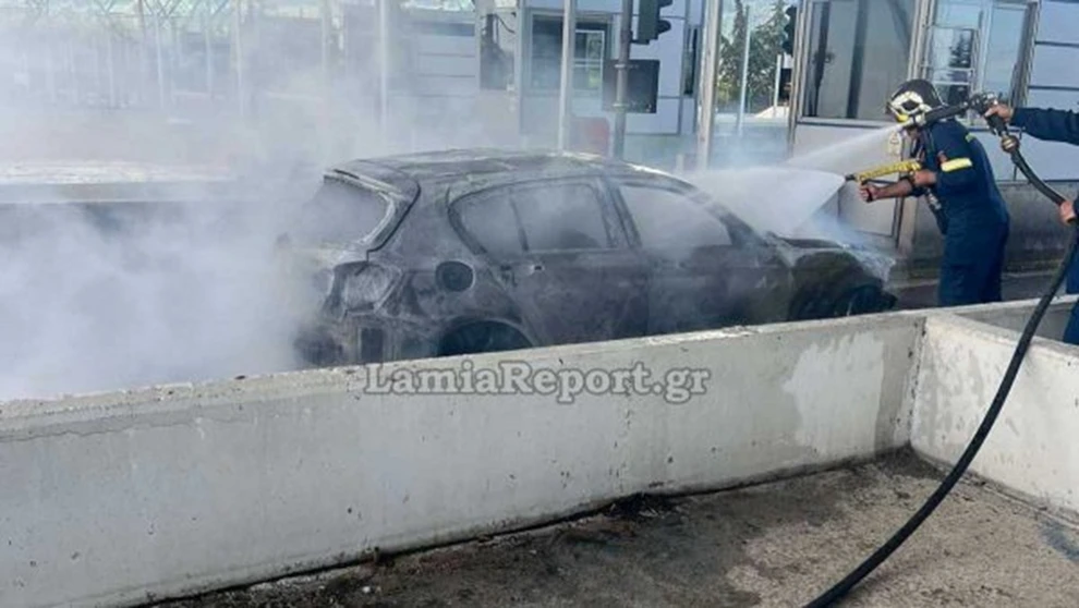 Αυτοκίνητο «τυλίχθηκε» στις φλόγες στα διόδια της Τραγάνας – Δείτε φωτογραφίες