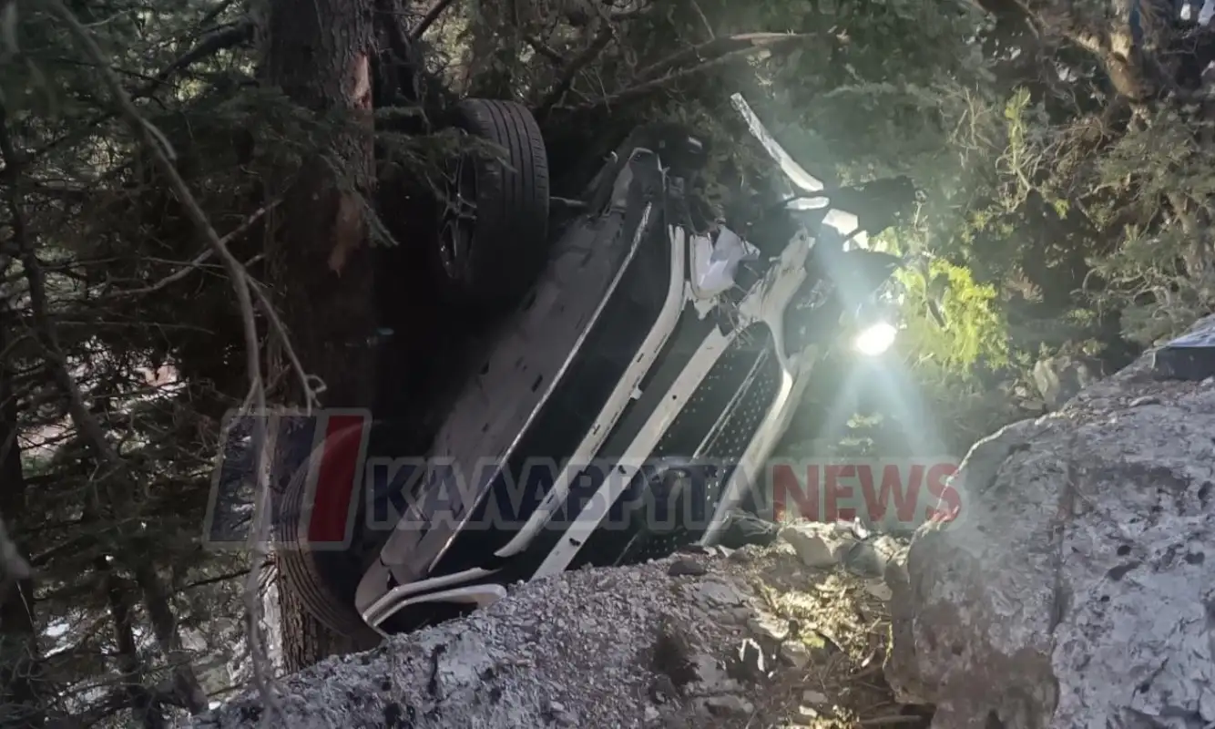 Νεαρή οδηγός καρφώθηκε σε δέντρο – Άμορφη μάζα το αυτοκίνητο, σώθηκε από θαύμα (φωτο)