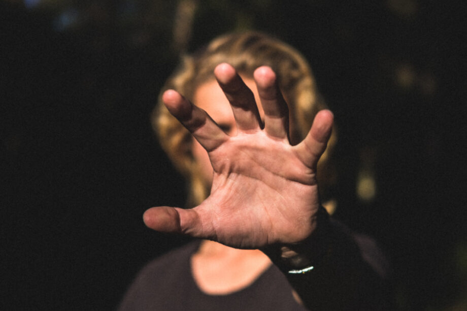 ΒΙΑ ΑΝΗΛΙΚΟΙ ΑΝΗΛΙΚΟΣ