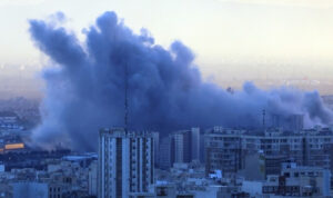 Κλιμακώνεται ο πόλεμος Ιράν–Ισραήλ: Πυραυλικές επιθέσεις και εκρήξεις σε Τελ Αβίβ και Τεχεράνη