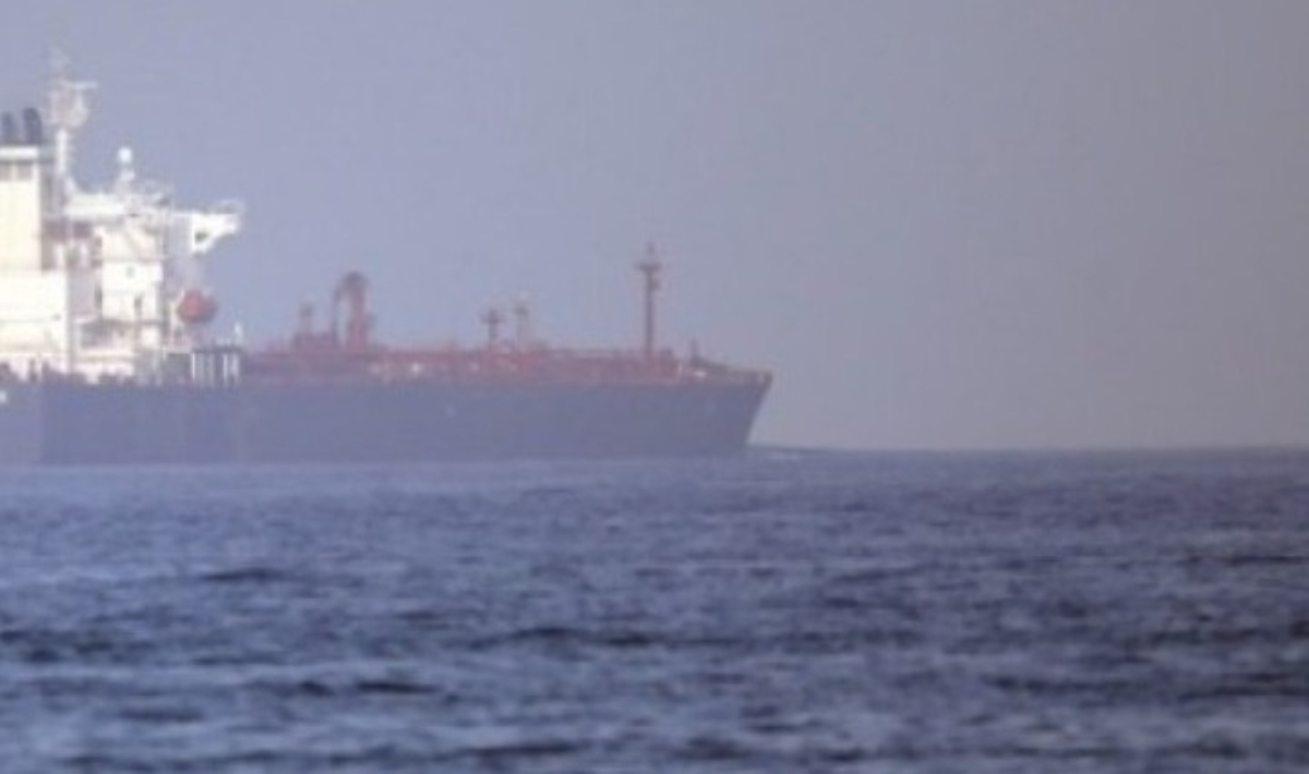 Στενά του Ορμούζ: Συναγερμός 5/5 – Νεκροί ναυτικοί και νέα κλιμάκωση επιθέσεων στη ναυτιλία