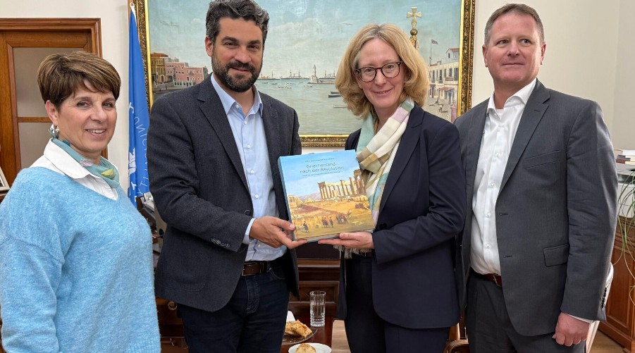 Στη δομή της Αγυιάς η πρέσβειρα της Αυστρίας (φώτο)