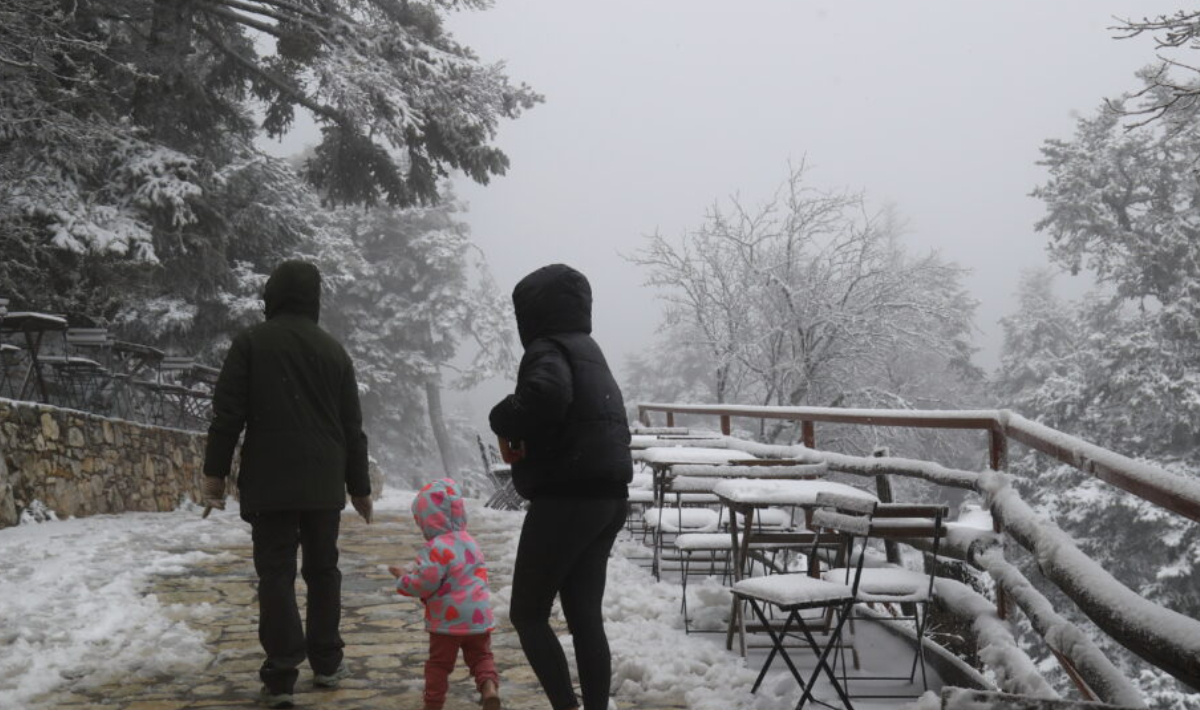 Εντυπωσιακές εικόνες από την Πάρνηθα «ντυμένη» στα λευκά την πρώτη μέρα της άνοιξης
