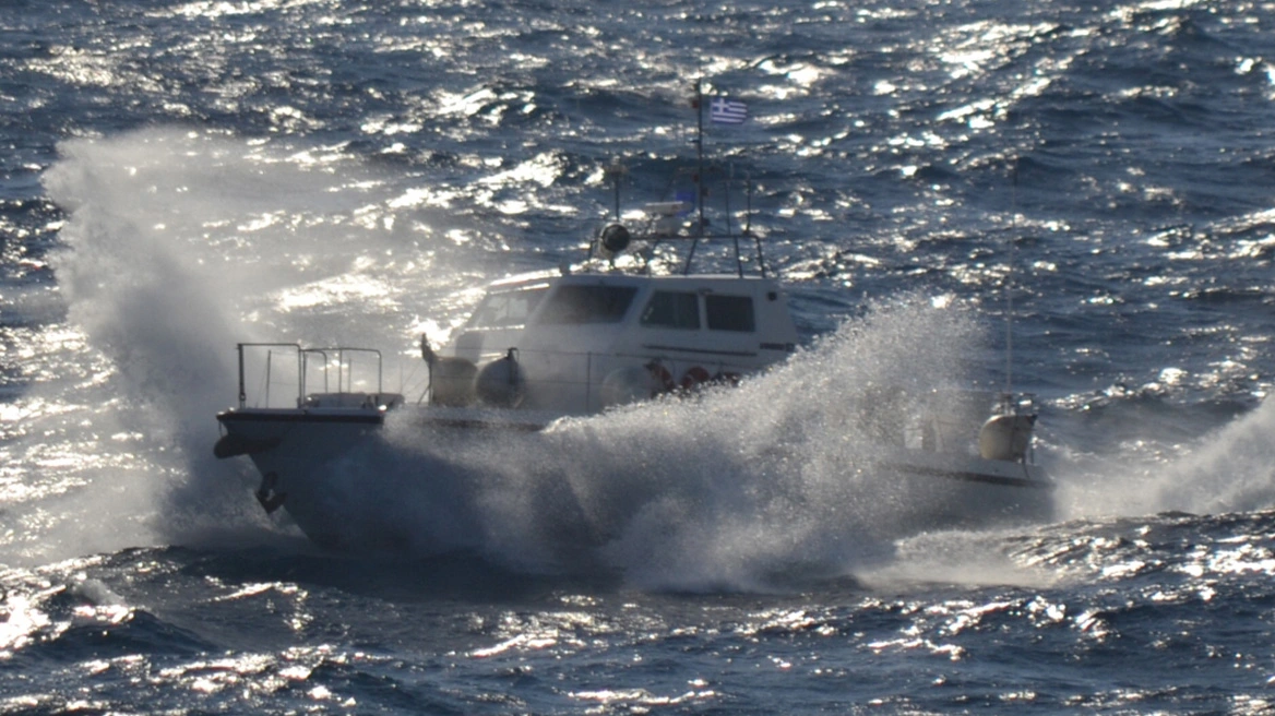 Συναγερμός στη Βουλιαγμένη: Δύτης απεγκλωβίστηκε από το Λιμενικό στα Λιμανάκια