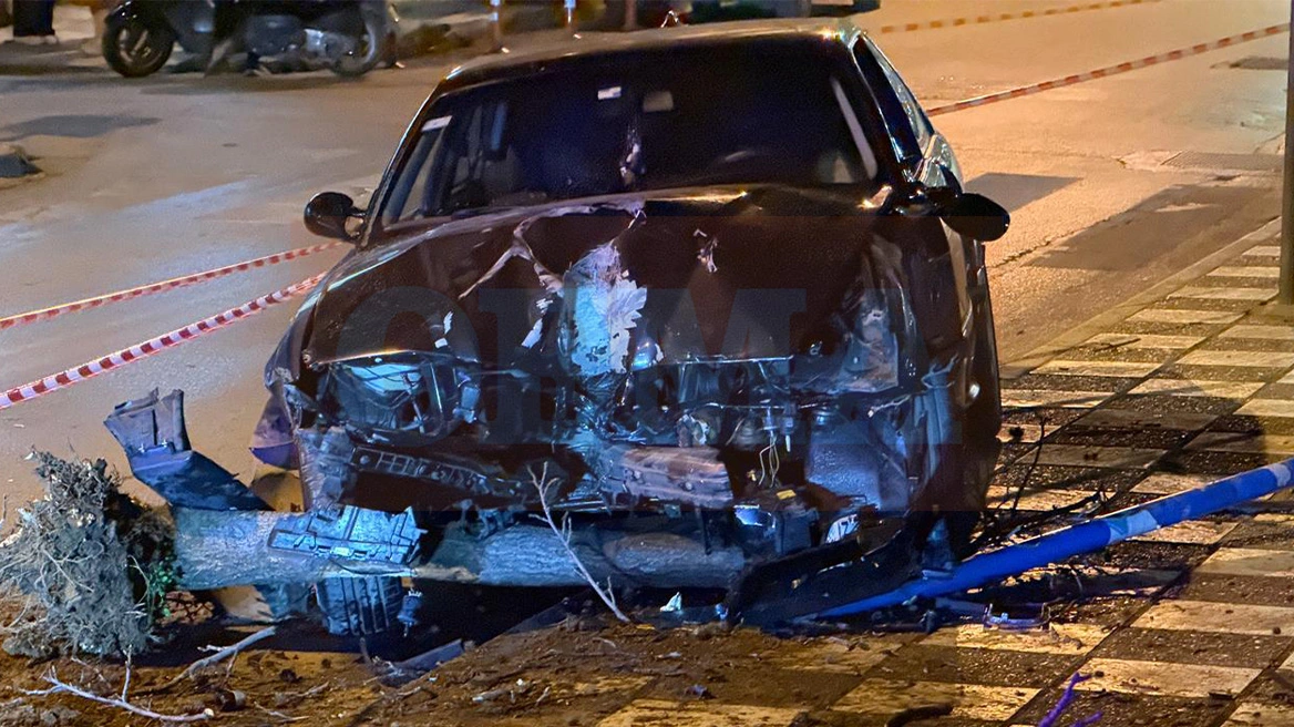 Θανατηφόρο τροχαίο στη Θεσσαλονίκη: Αυτοκίνητο «σκαρφάλωσε» σε πεζοδρόμιο και σκότωσε νεαρό (φώτο)