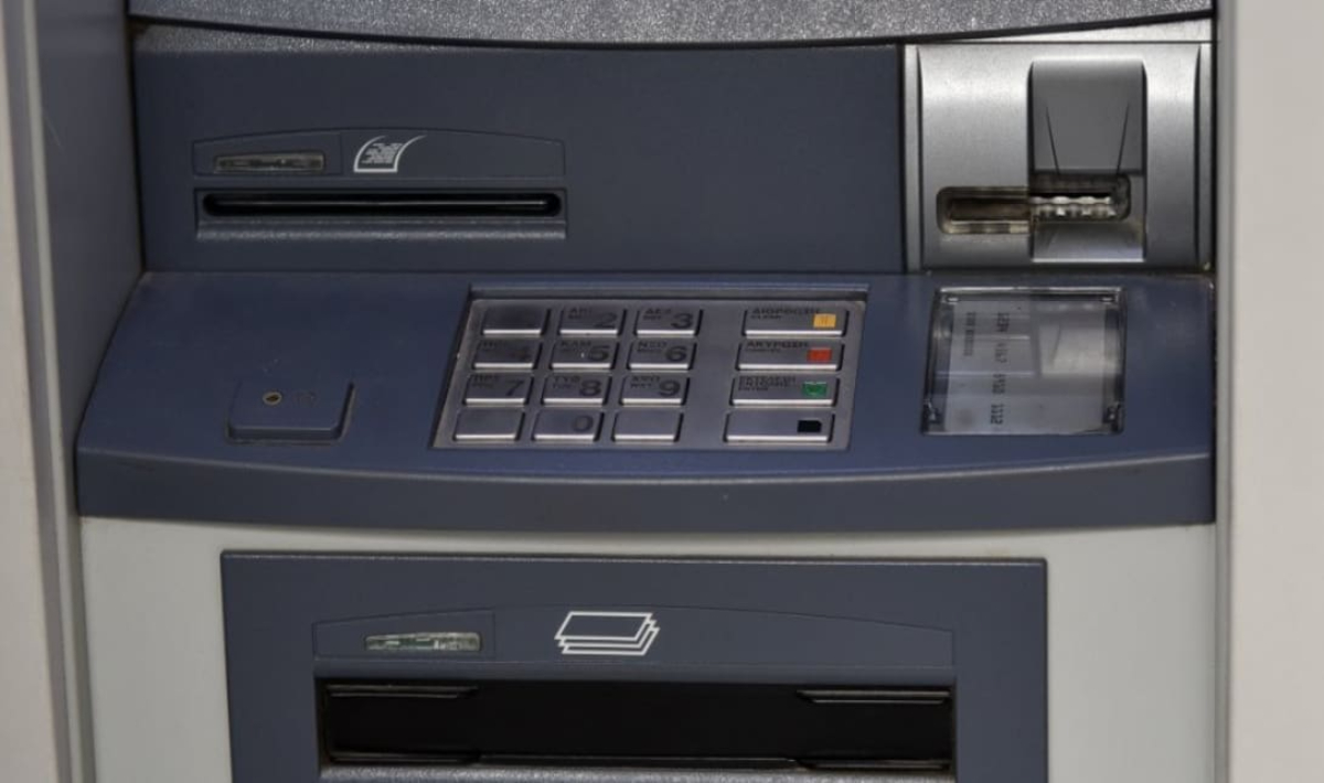 Έβαλαν εκρηκτικό μηχανισμό σε ΑΤΜ – Πήραν τα χρήματα και εξαφανίσθηκαν