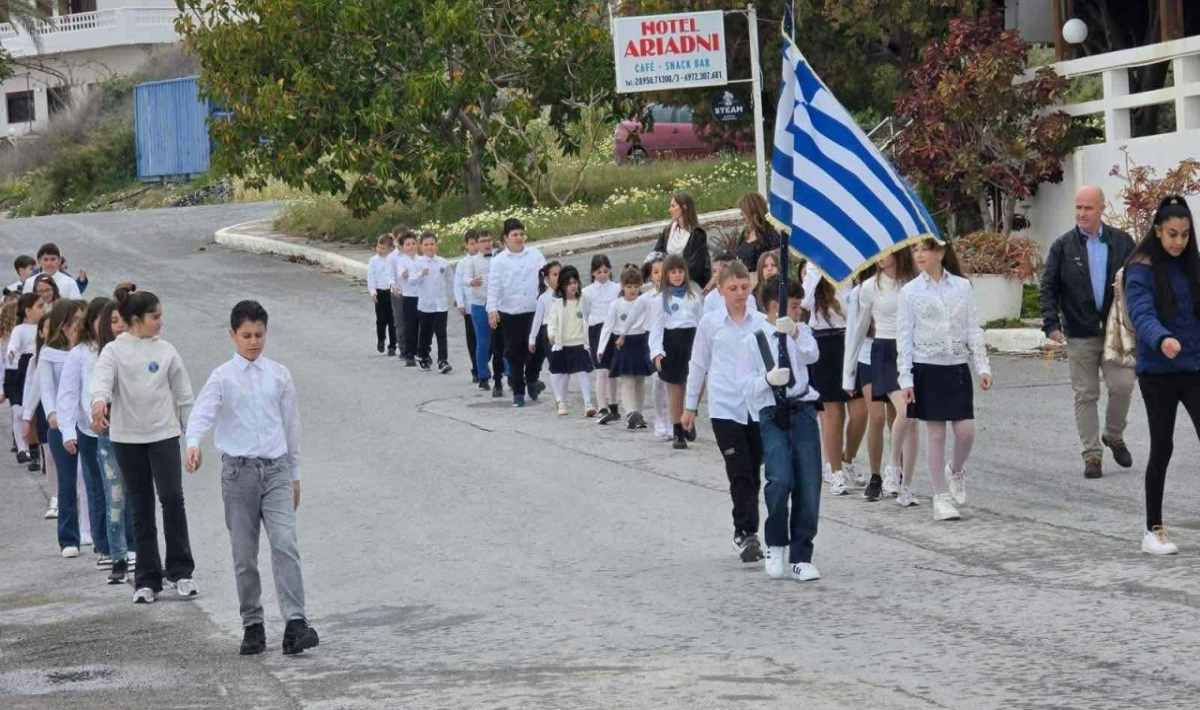 Δήμος Βιάννου: Οι μαθητές παρέλασαν καταχειροκροτούμενοι υπό βροχή, σκορπώντας ρίγη συγκίνησης και υπερηφάνειας
