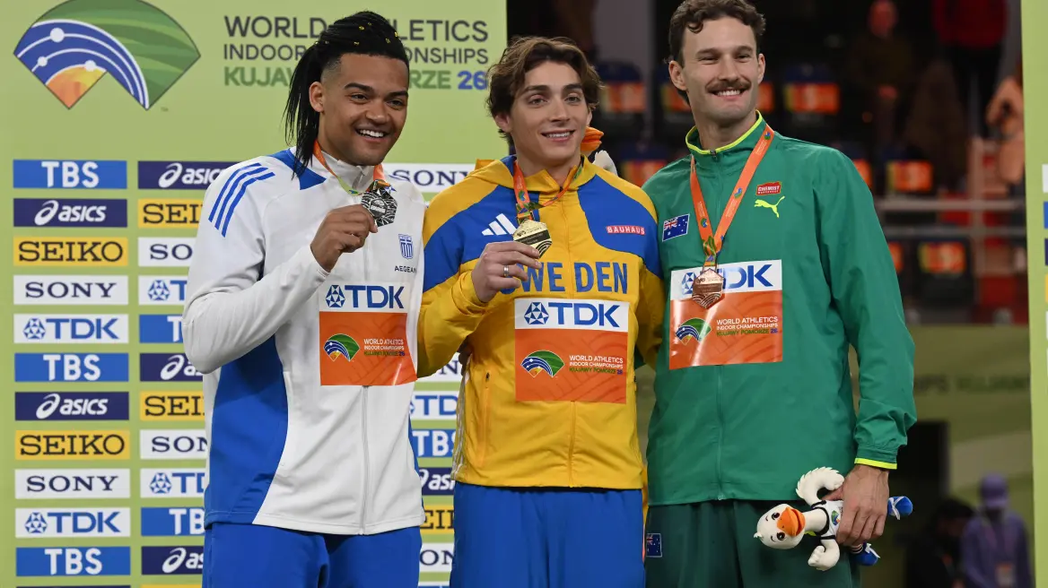 Στιγμές υπερηφάνειας: Η απονομή του ασημένιου στον Καραλή