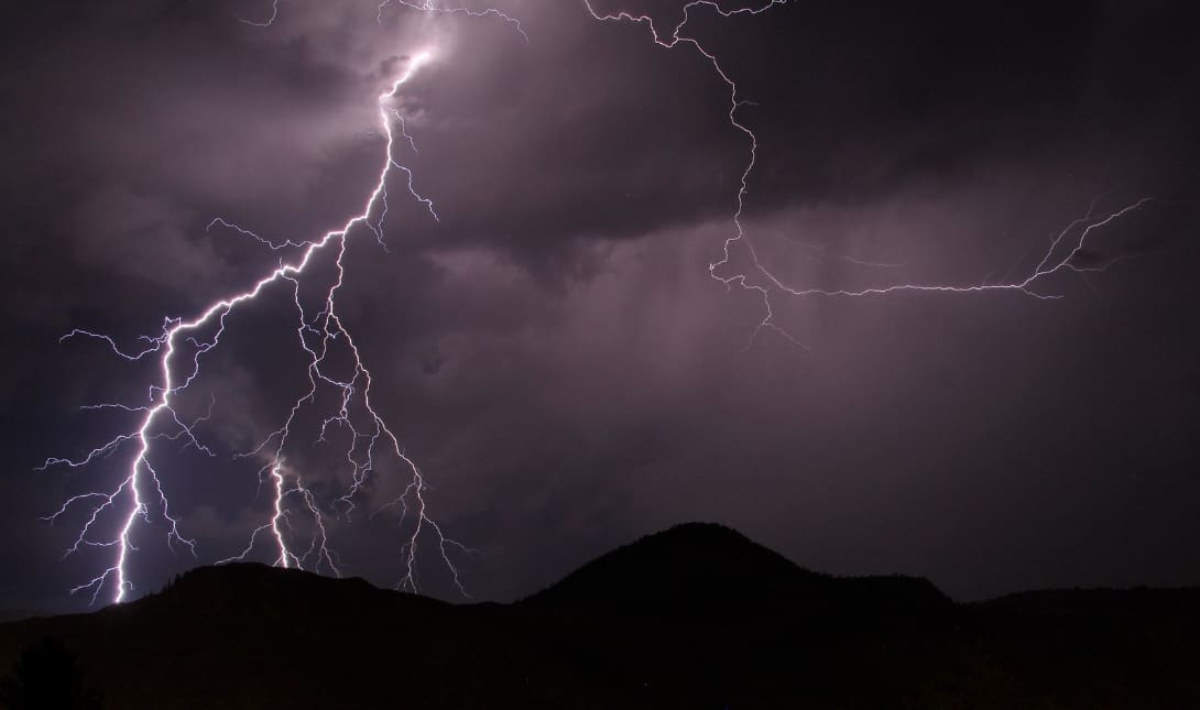 Σκηνές τρόμου στην Πρέβεζα: Κεραυνός πλήττει σπίτι ενώ οι ένοικοι κοιμούνται (φωτο)