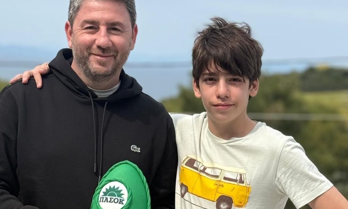 Νίκος Ανδρουλάκης: Η τρυφερή ανάρτηση με τον γιο του, οι ευχές και το καταπράσινο πασχαλινό αυγό (φώτο)