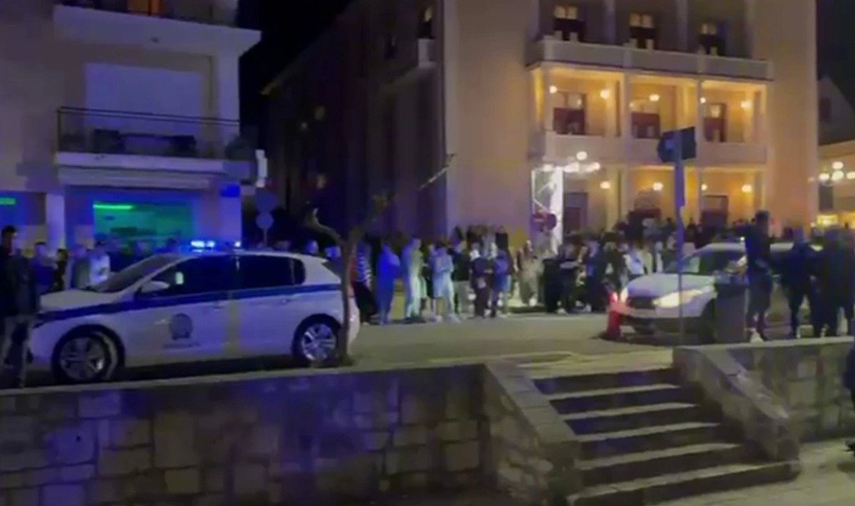 Βίντεο: Πλήθος κόσμου έξω από τα δικαστήρια Αργοστολίου, περιμένει αν θα προφυλακιστούν οι τρεις που κατηγορούνται για τον θάνατο της Μυρτώς