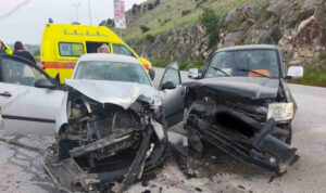 Πέντε τραυματίες σε τροχαίο στην εθνική οδό Λάρισας – Κοζάνης, οι επιβαίνοντες στο ένα από τα δύο αυτοκίνητα πήγαιναν σε κηδεία
