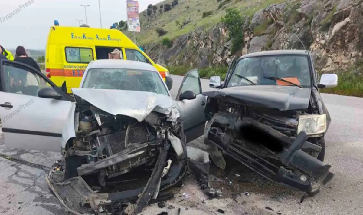 Πέντε τραυματίες σε τροχαίο στην εθνική οδό Λάρισας – Κοζάνης, οι επιβαίνοντες στο ένα από τα δύο αυτοκίνητα πήγαιναν σε κηδεία