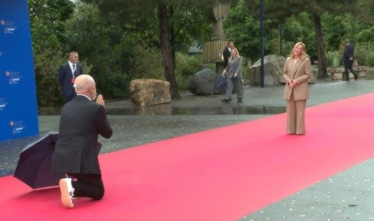 Ο Αλβανός πρωθυπουργός Ράμα με oversized κοστούμι γονατίζει -ξανά- μπροστά στη Μελόνι
