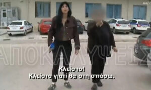 «Θα στην σπάσω»: Επιτέθηκε σε τηλεοπτικό συνεργείο η μητέρα του αρσιβαρίστα που κατηγορείται για το θάνατο της Μυρτώς