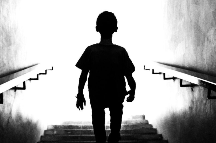 ΠΑΙΔΙ ΑΡΠΑΓΗ ΑΝΗΛΙΚΟ