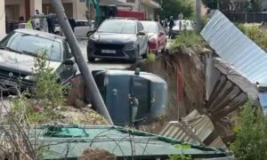 Θεσσαλονίκη: ΙΧ έπεσε στο κενό μετά από υποχώρηση τοιχίου (φώτο)