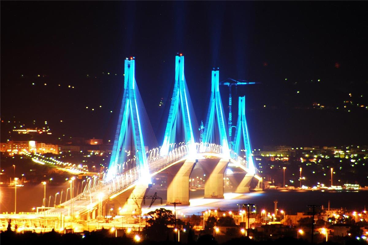 Φωταγωγείται η Γέφυρα Ρίου – Αντιρρίου για τα 200 χρόνια από την Έξοδο του Μεσολογγίου (φώτο)