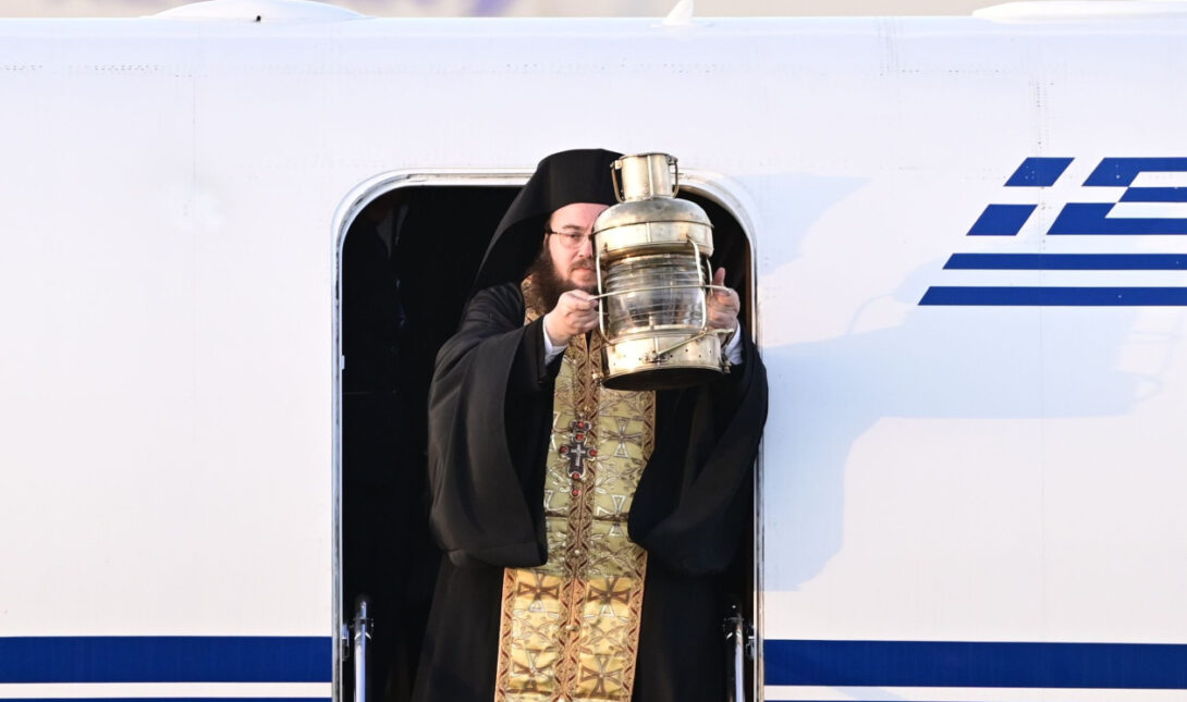 Στα Ιεροσόλυμα η ελληνική αποστολή για το Άγιο Φως