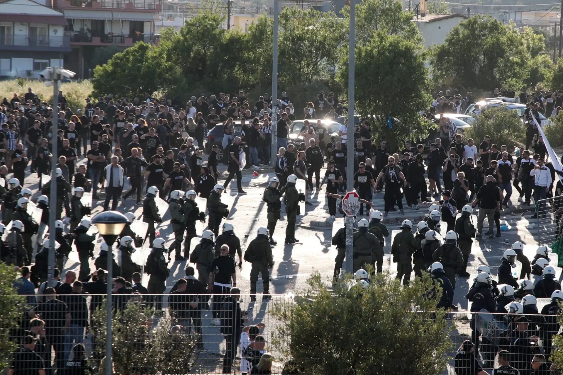 ΠΑΟΚ-ΟΦΗ: Ένταση ανάμεσα σε ΜΑΤ και οπαδούς του Δικεφάλου (φώτο)