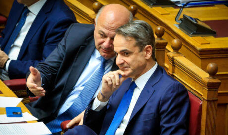 Ο πρώην υπουργός Αγροτικής Ανάπτυξης Κώστας Τσιάρας, με τον πρωθυπουργό Κυριάκο Μητσοτάκη, στη Βουλή