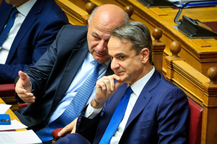 Ο πρώην υπουργός Αγροτικής Ανάπτυξης Κώστας Τσιάρας, με τον πρωθυπουργό Κυριάκο Μητσοτάκη, στη Βουλή