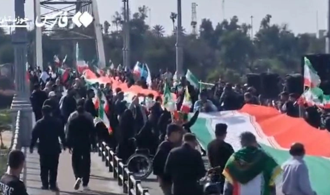 Ανθρώπινες αλυσίδες σχηματίζονται στο Ιράν – «Στις 8 θα συμβεί» προειδοποιεί ο Τραμπ