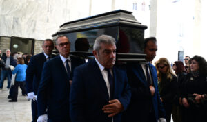 Κηδεύεται ο γιος της Θεανώς Φωτίου, Βασίλης Ρίζος, που πέθανε στα 49 του – Συγκλονισμένη η οικογένειά του
