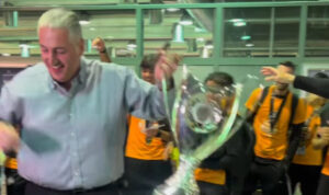 Με το Κύπελλο στα χέρια… το έριξε στο ζεϊμπέκικο ο Μπούσης! – Δείτε το βίντεο