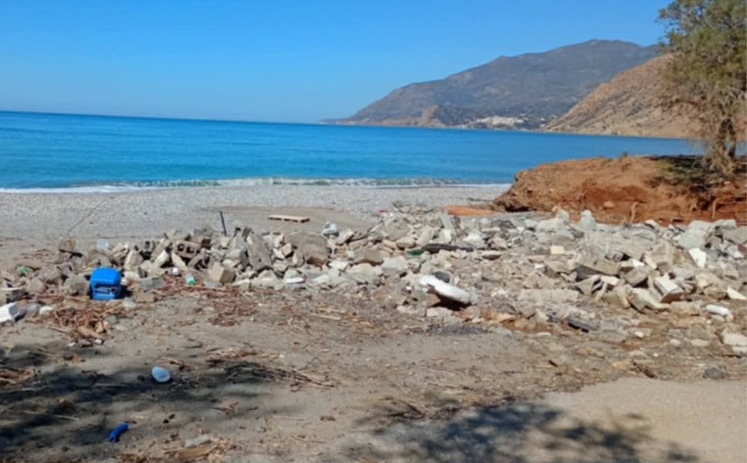 Μεσαρά: Άδειασαν μπάζα λίγα μέτρα… από το κύμα – Δείτε φώτο