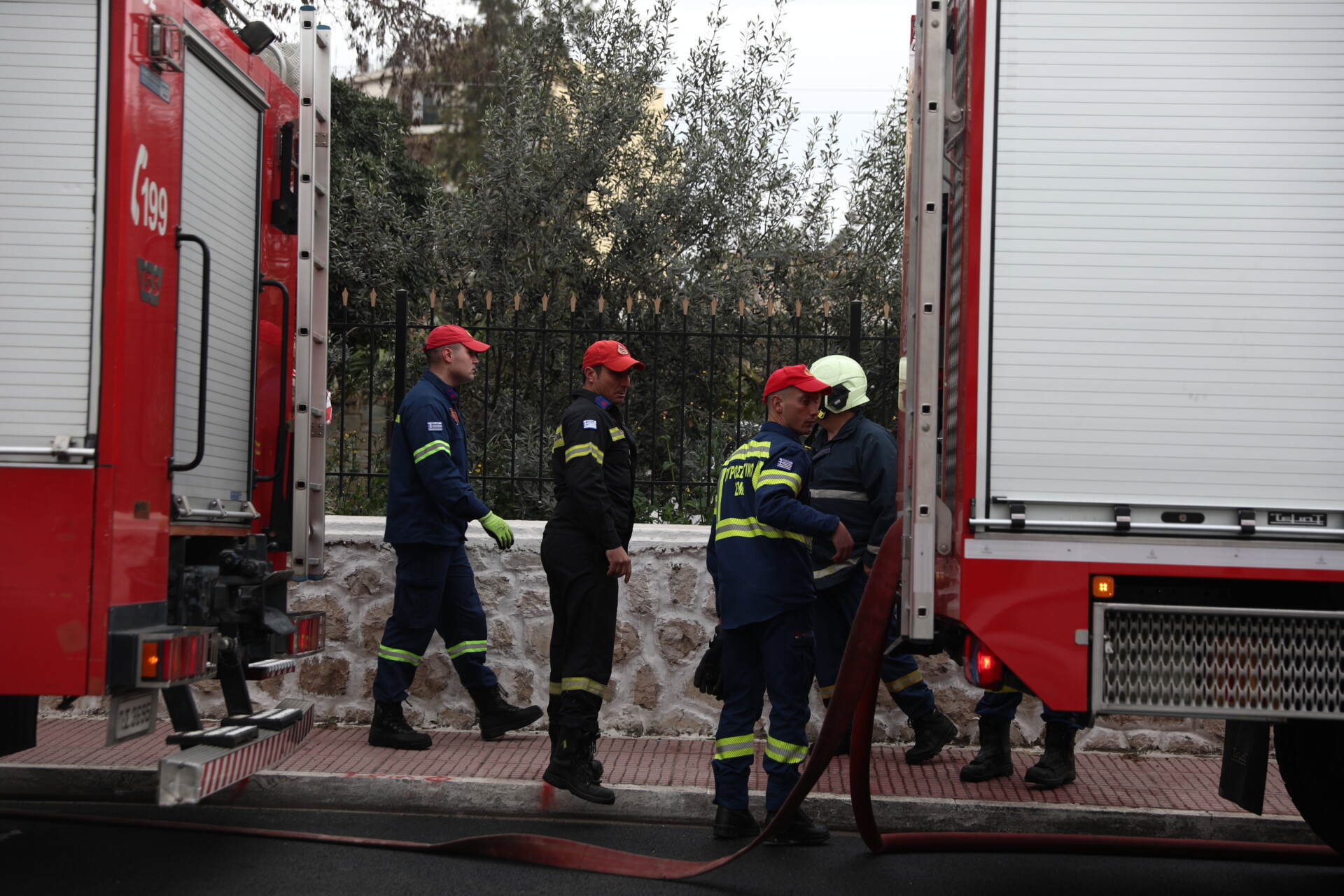 Πειραιάς: Καταστράφηκε ολοσχερώς απορριμματοφόρο – Ζημιές σε άλλα 2 οχήματα