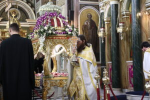 Μεγάλη Παρασκευή: Τι σημαίνει το πέρασμα κάτω από τον Επιτάφιο